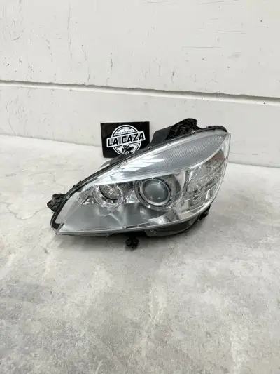 Faro delantero izquierdo XENON Mercedes W204 — OEM A 204 820 01 59